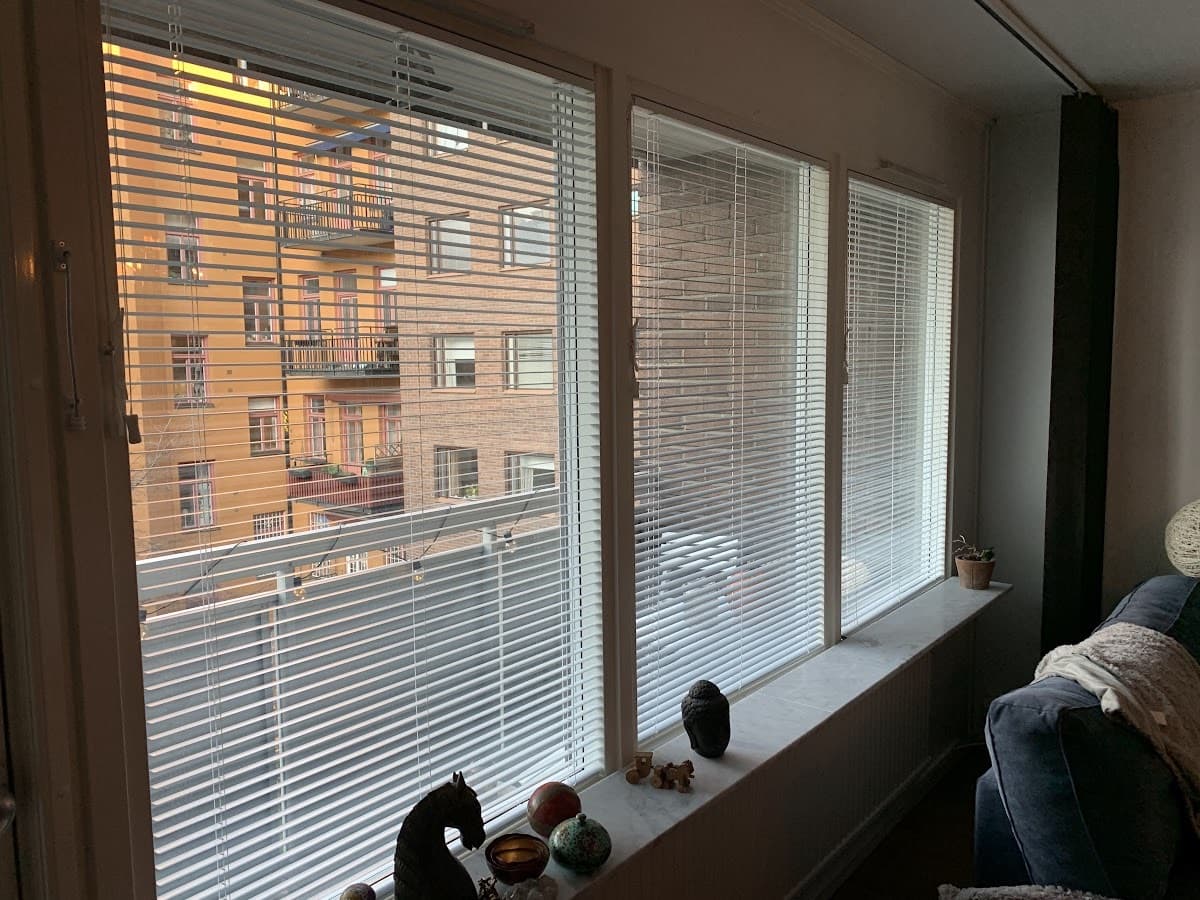 Svarta frihängande persienner i ett vardagsrum
