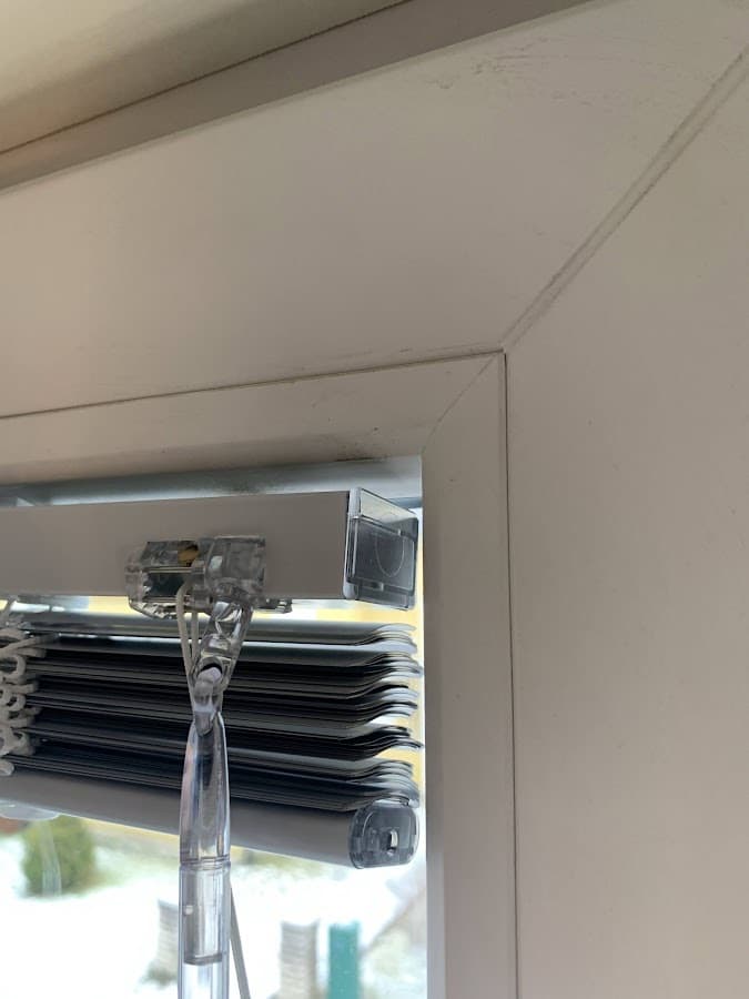 Skyline-persienn med manövrering framtill i fönstersmygen